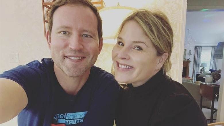 Henry Hager et Jenna Bush Hager posent pour un selfie en 2023