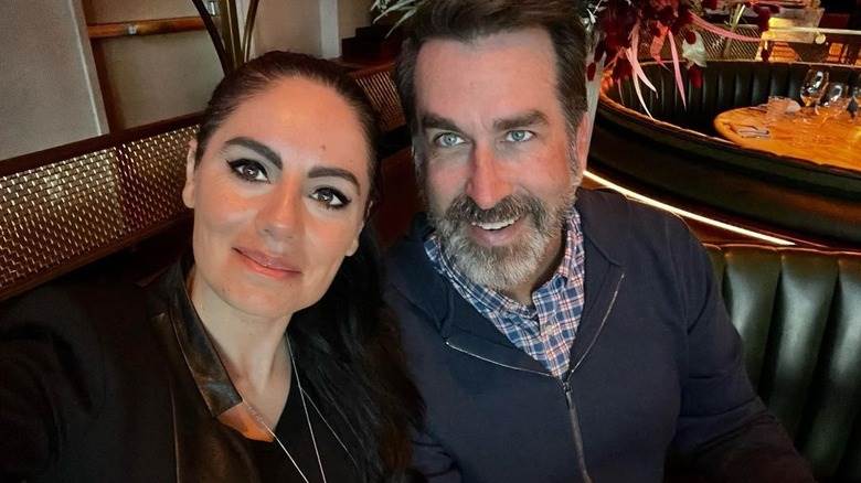 Kasia Kay et Rob Riggle posant