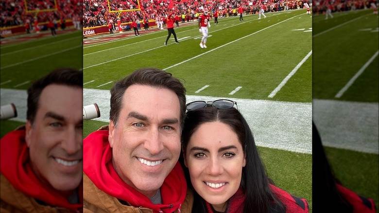 Rob Riggle Kasia Kay sur un terrain de football