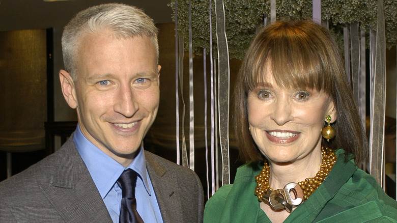 Anderson Cooper et Gloria Vanderbilt souriants