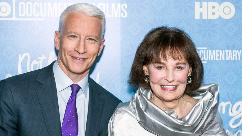 Anderson Cooper et Gloria Vanderbilt souriants