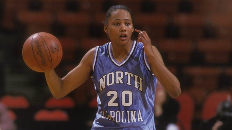 Marion Jones jouant au basket en 1992