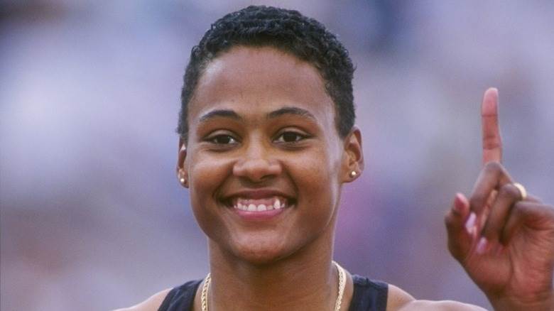 Marion Jones souriant et levant son index