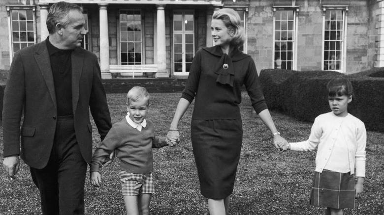 Grace Kelly avec le Prince Rainier III de Monaco et leurs enfants Albert et Caroline