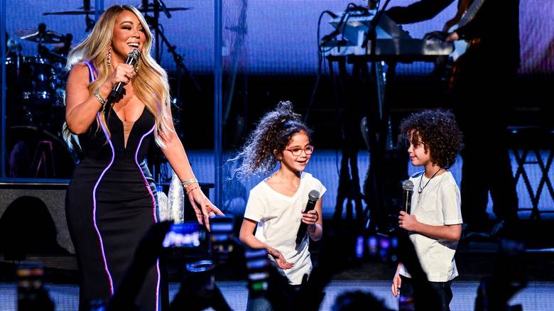 Mariah Carey sur scène avec des jumeaux