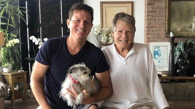 Patrick et Ryan O'Neal posant avec un chien