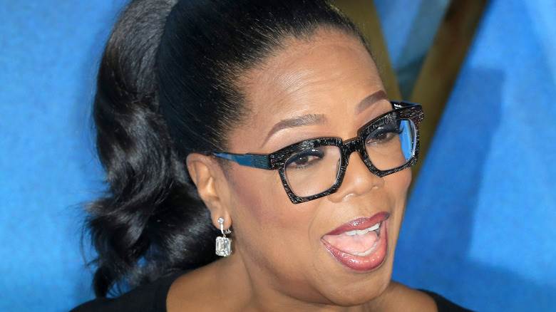 Oprah Winfrey posant sur le tapis rouge