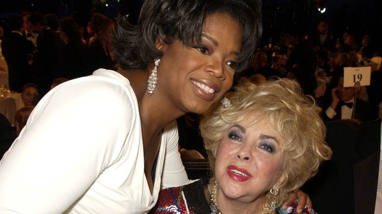 Oprah Winfrey et Elizabeth Taylor posant