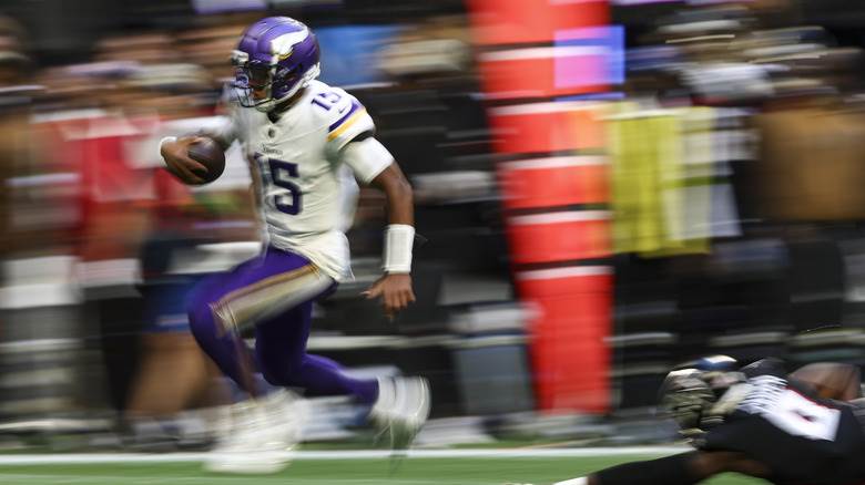 Joshua Dobbs courant pendant le match Viking-Falcons