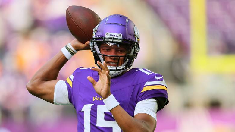 Josh Dobbs lance un ballon de football