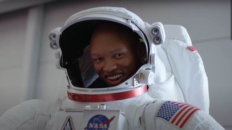 Joshua Dobbs en combinaison spatiale