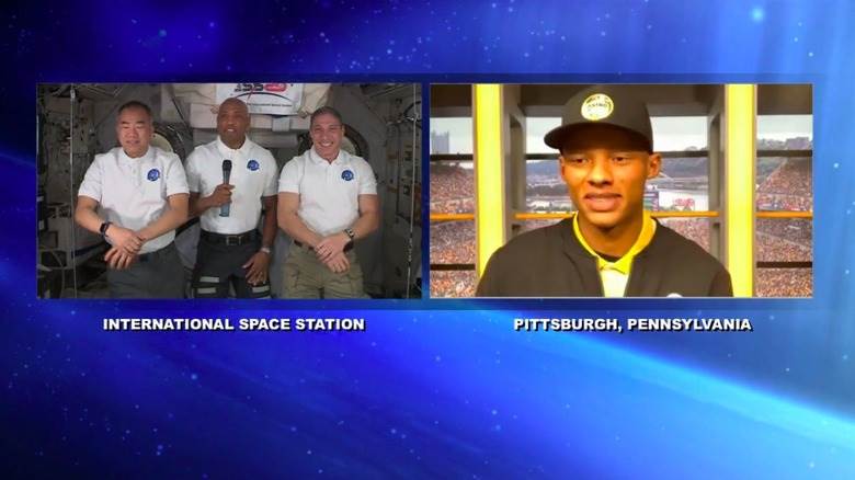 Joshua Dobbs s'adressant aux astronautes à bord de la Station spatiale internationale