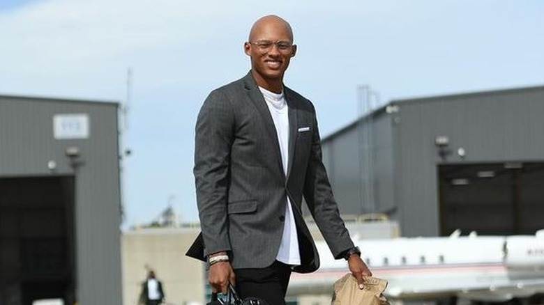 Joshua Dobbs porte des lunettes