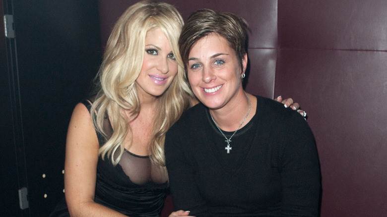 Kim Zolciak-Biermann et Tracy Young posant