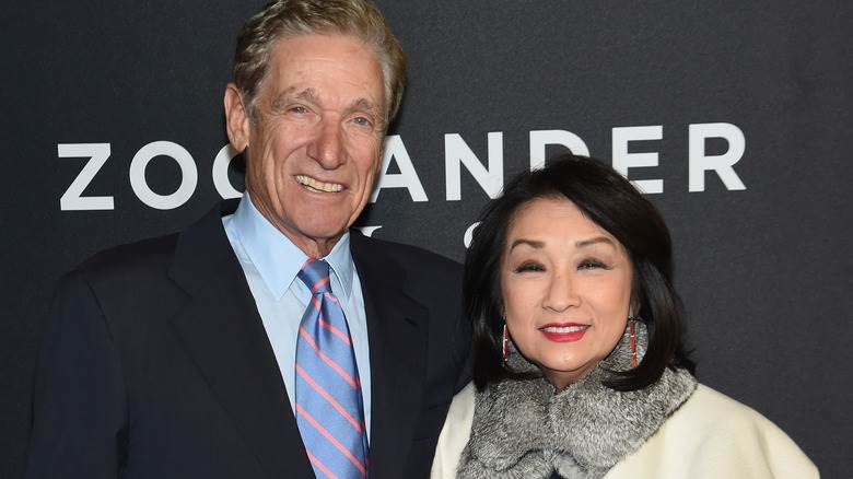 Maury Povich et Connie Chung posant