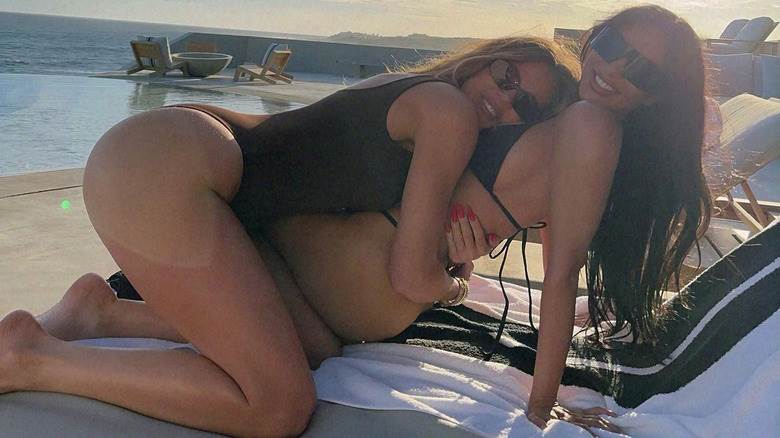 Khloé et Kim Kardashian s'embrassent