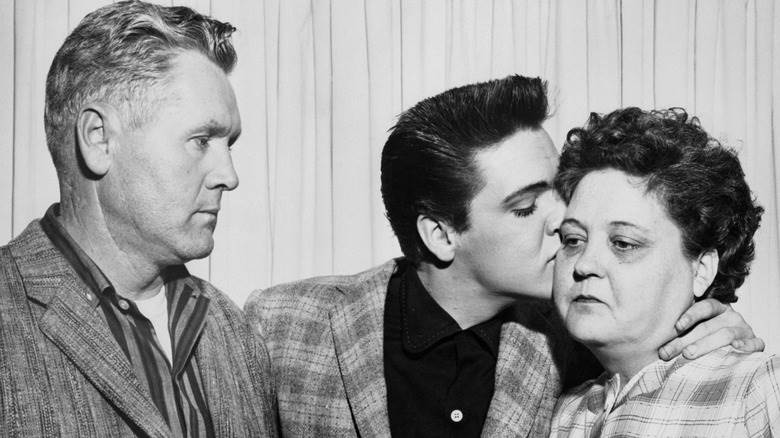 Vernon, Elvis et Gladys Presley sombres