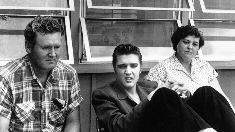 Vernon, Elvis et Gladys Presley assis