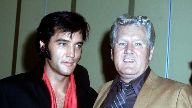 Elvis et Vernon Presley souriant