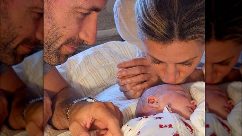 Jarret Stoll et Erin Andrews posant avec bébé 