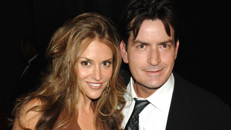 Brooke Meuller et Charlie Sheen posant