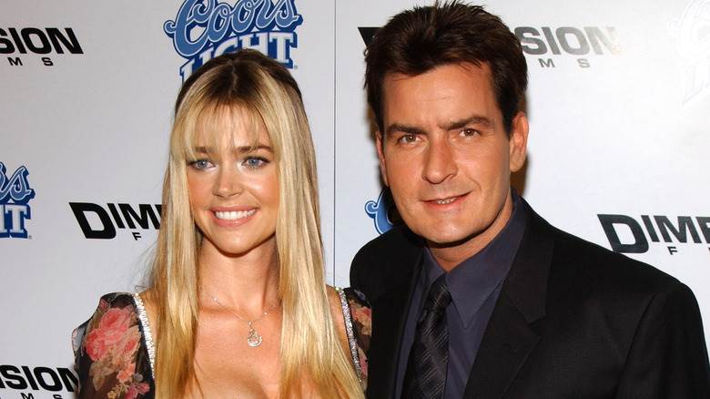 Denise Richards et Charlie Sheen souriants