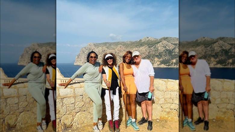 Oprah posant avec des amis