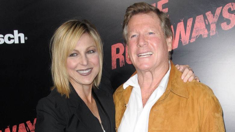 Tatum O'Neal se tient avec un bras autour de Ryan O'Neal