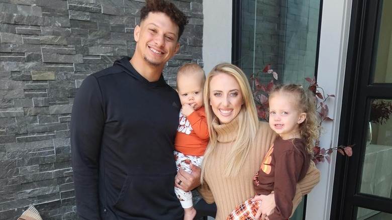 Patrick et Brittany Mahomes sourient avec des enfants