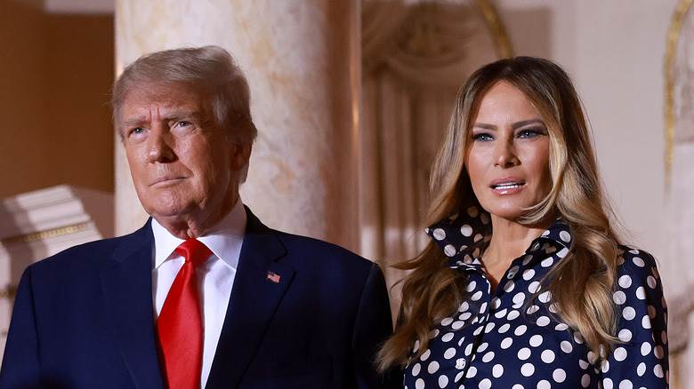 Donald Trump et Melania Trump debout