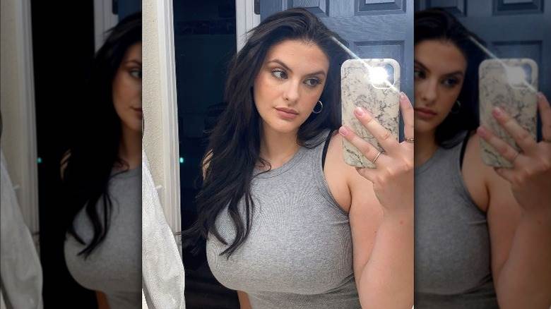 Danielle Kirby prend un selfie dans le miroir