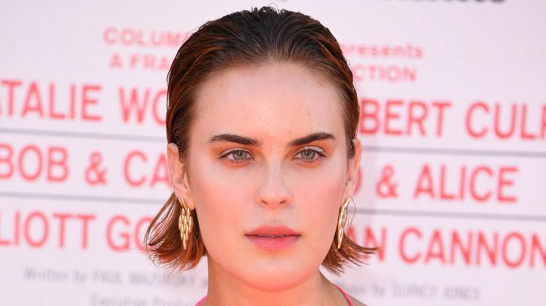 Tallulah Willis porte des boucles d'oreilles en or