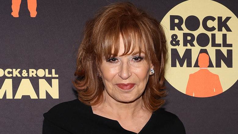 Joy Behar posant