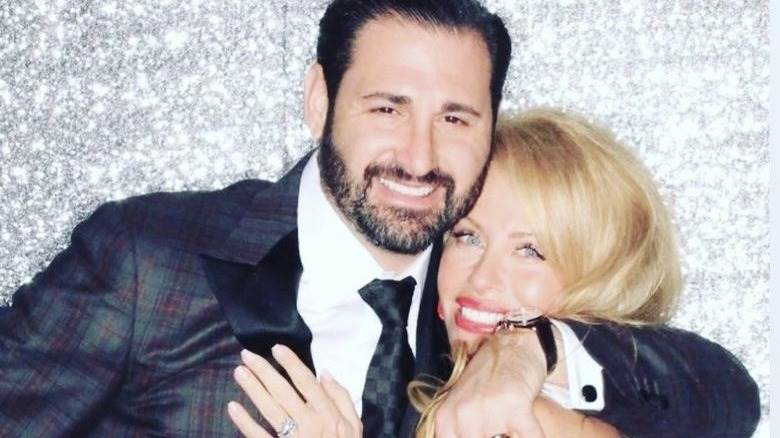 Dave Cantin et Dina Manzo posent pour une photo lors d'un événement