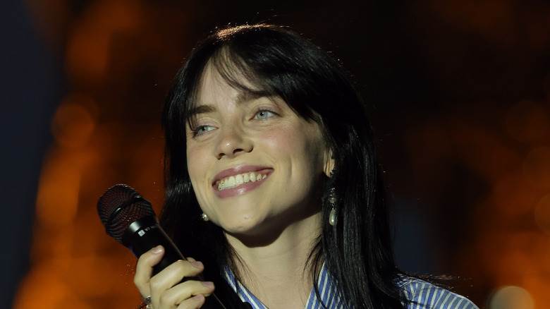 Billie Eilish souriante