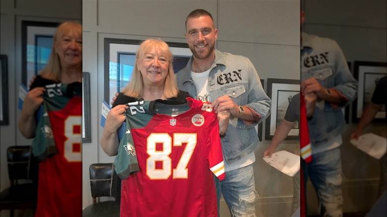 Donna et Travis Kelce souriant avec un maillot