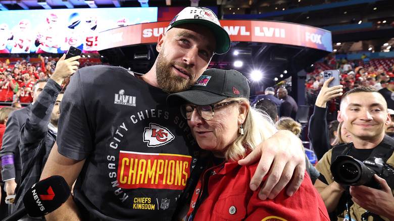 Travis et Donna Kelce s'embrassent après sa victoire au Super Bowl