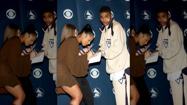 Ashanti signant son autographe pour Nelly en 2003