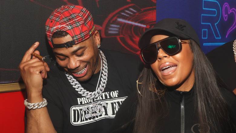 Nelly et Ashanti rient ensemble