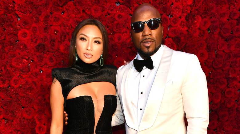 Jeannie Mai et Jeezy posent avec des roses