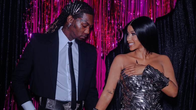 Offset et Cardi B se tiennent la main