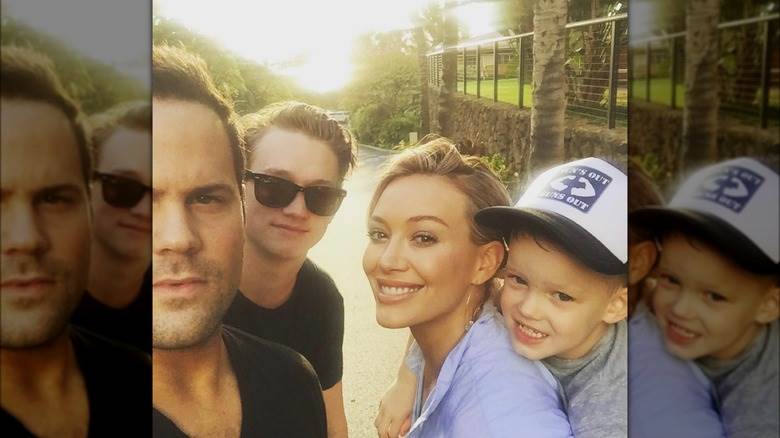 Hilary Duff et sa famille posant