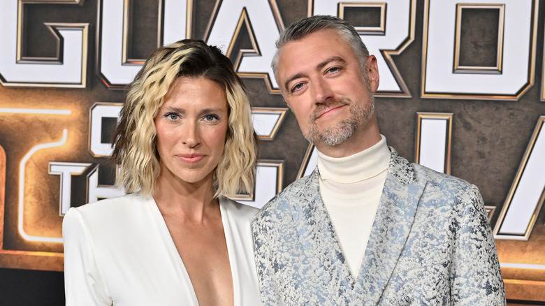 Natasha Halevi et Sean Gunn lors d'un événement sur le tapis rouge