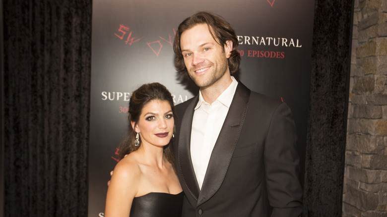 Jared et Geneviève Padalecki se tiennent sur le tapis rouge