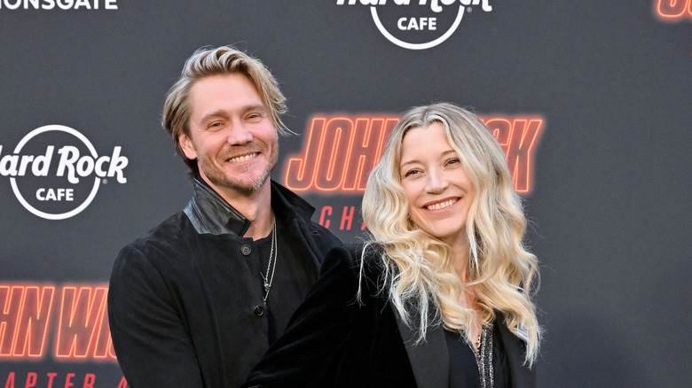 Chad Michael Murray et Sarah Roemer se tiennent sur le tapis rouge