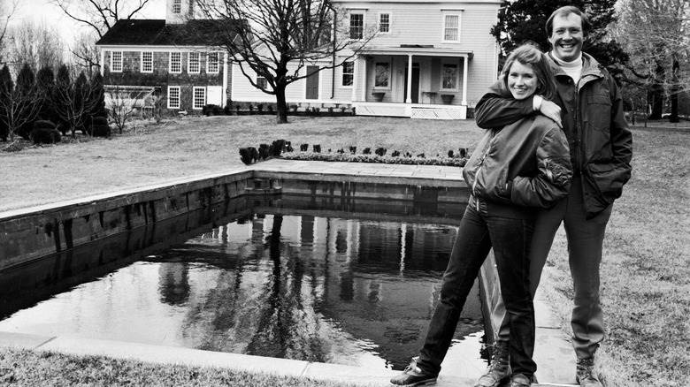 Martha et Andrew Stewart posant