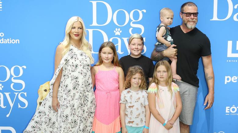 Tori Spelling, Dean McDermott et des enfants assistant à la première soirée