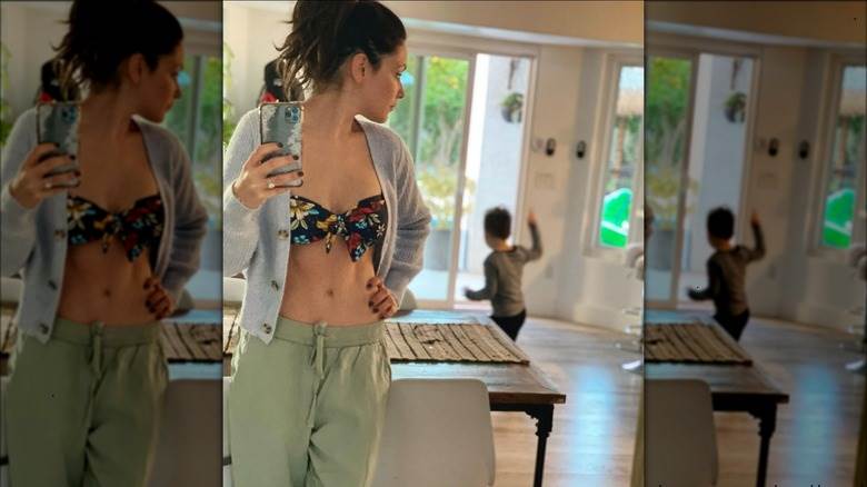 Italia Ricci prend un selfie dans le miroir