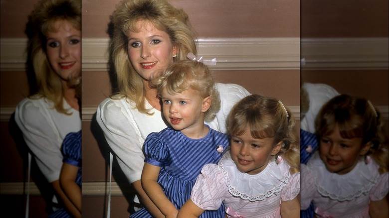 La jeune Paris Hilton assise avec sa maman Kathy et sa sœur Nicky