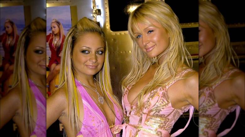 Nicole Richie et Paris Hilton posant en robes roses